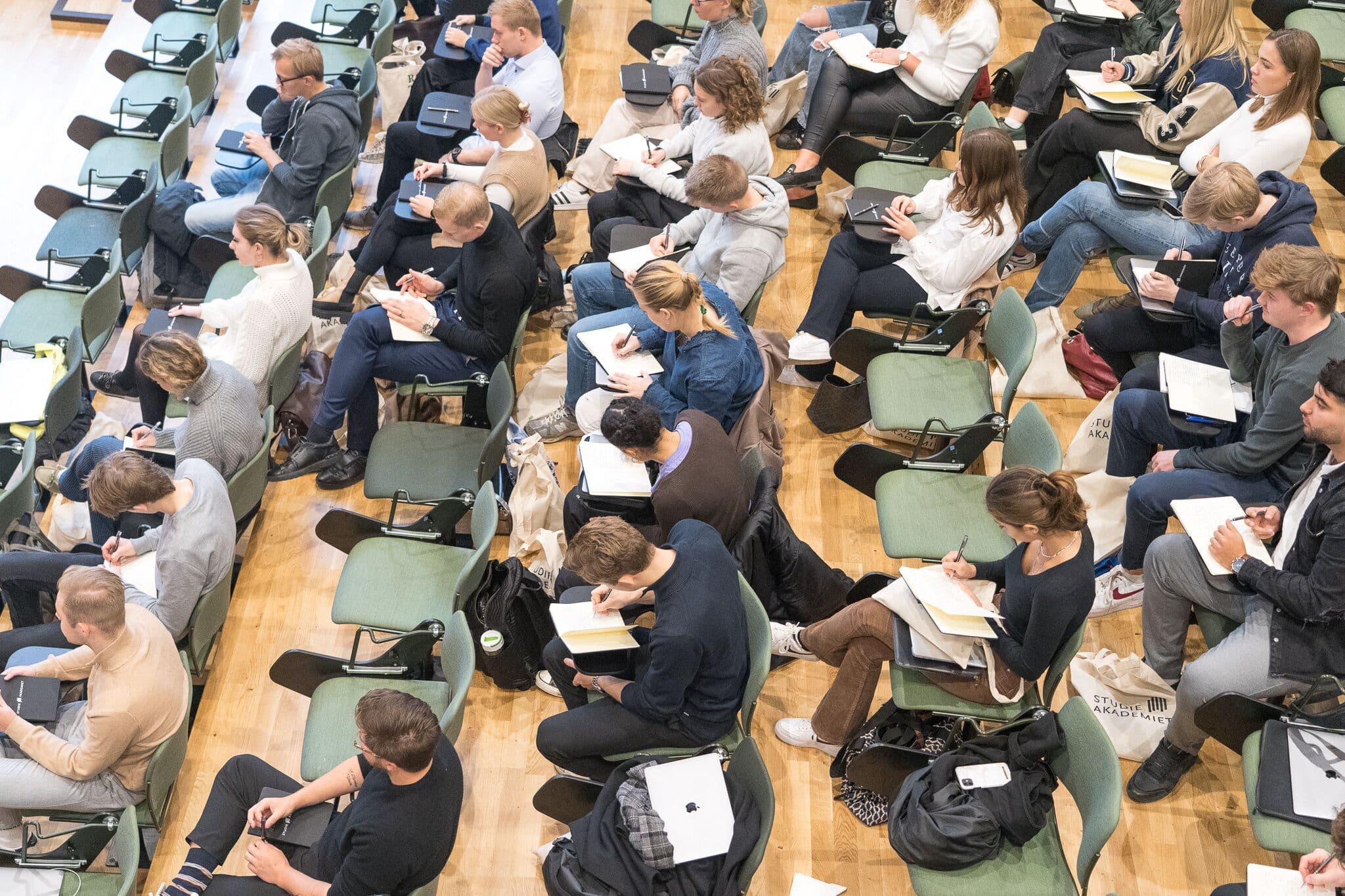 A full lecture hall at a StudieAkademiet event, seen from above.